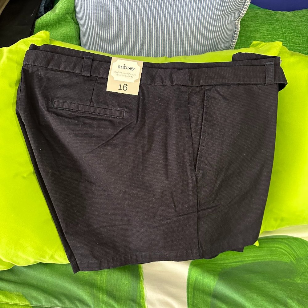 NWT - Women's Gap Aubrey Shorts - Size 16